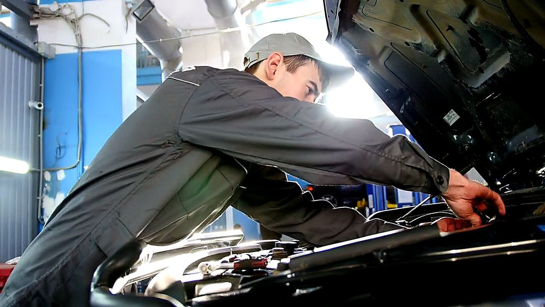 Eksperman ustası aracın motor bölümünü yerinde inceliyor